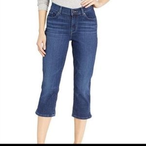 Levis classic capri jeans